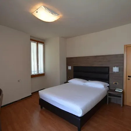 Hotel Flora** 2*