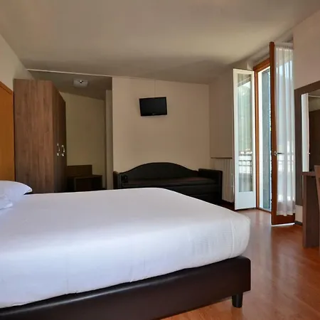 Flora** Hotel 2*
